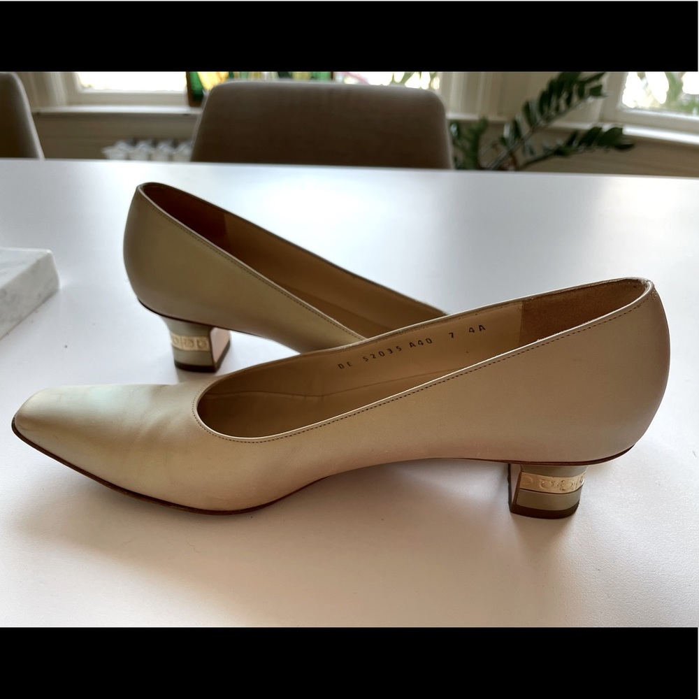 Impeccable Ferragamo cream pumps. 4A width